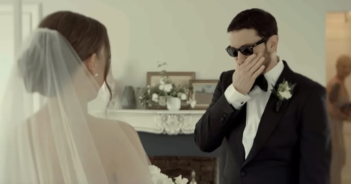 Eminem sa čoskoro stane dedkom. Je o tom aj jeho nový klip!