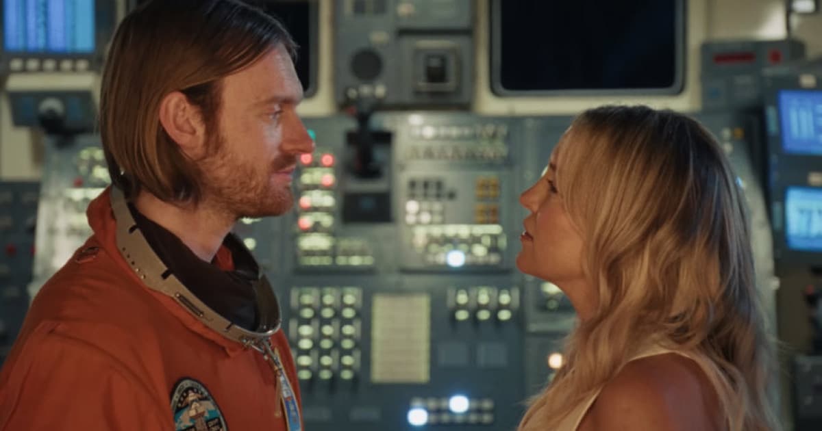 FINNEAS vydáva klip k piesni „2001“ s Kate Hudson v hlavnej úlohe