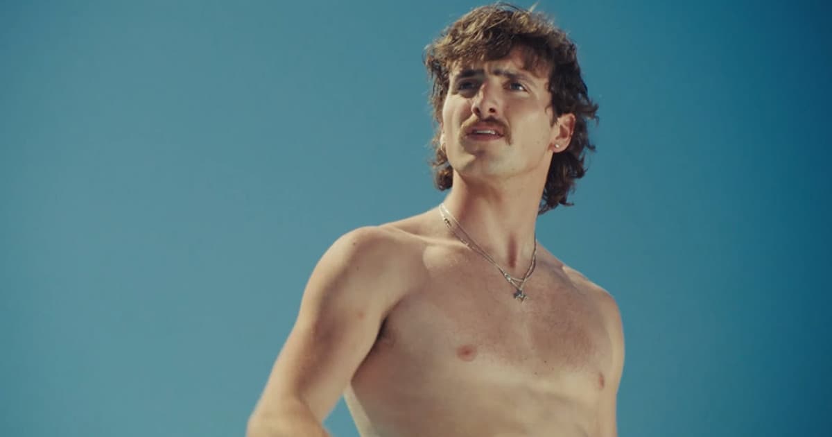 Benson Boone boduje novinkou "Mr. Electric Blue". Pozri si výborný klip!