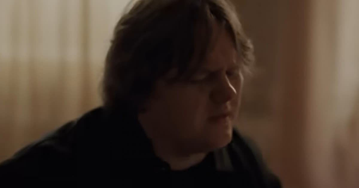 Lewis Capaldi sa vracia s emotívnym singlom „Survive“