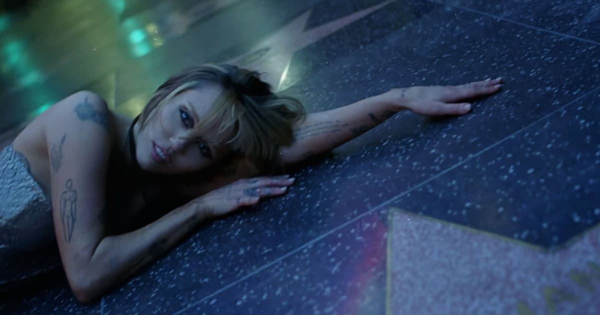 Miley Cyrus v novom klipe tancuje v Hollywoode na chodníku slávy