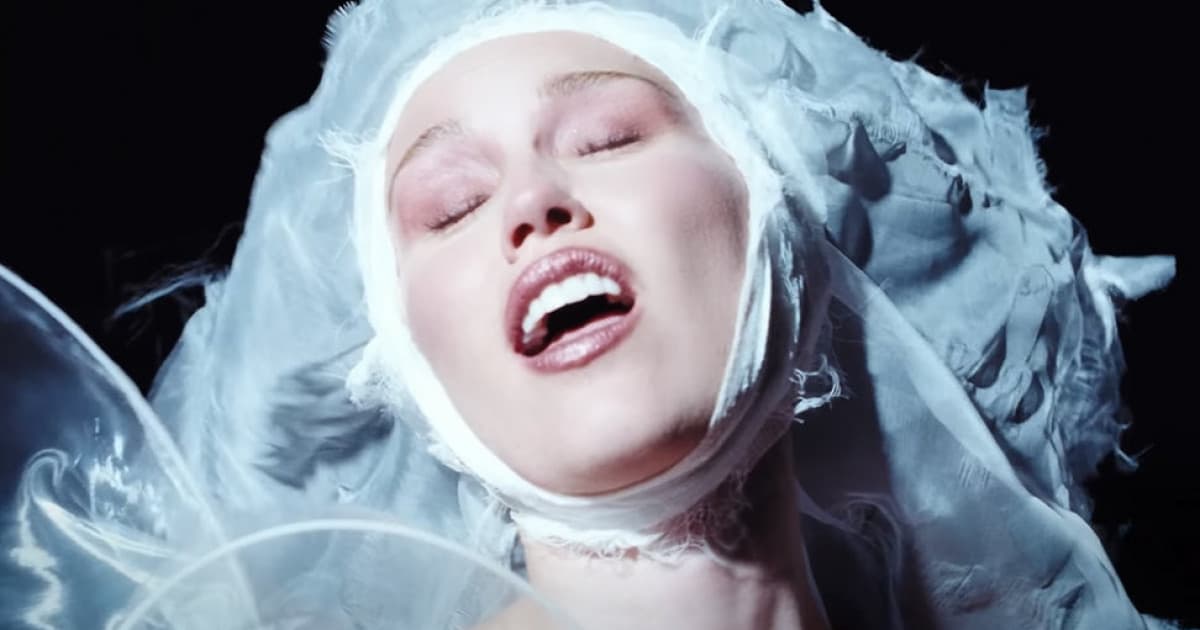 Miley Cyrus vydala očakávaný klip k hitu „Secrets“