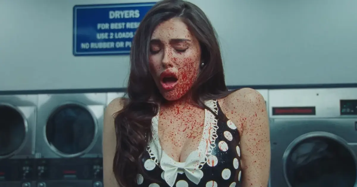 Madison Beer ukazuje temnejšiu lásku v klipe „bad enough“