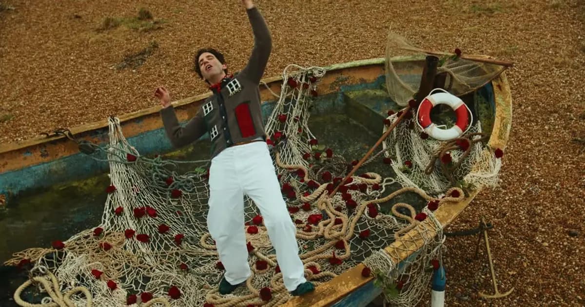 MIKA je späť s novým videoklipom „Excuses For Love“