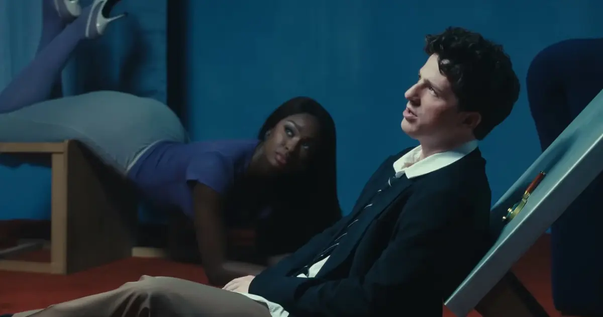 Nový Charlie Puth: „Sideways“ s Coco Jones ťa dostane aj obrazom